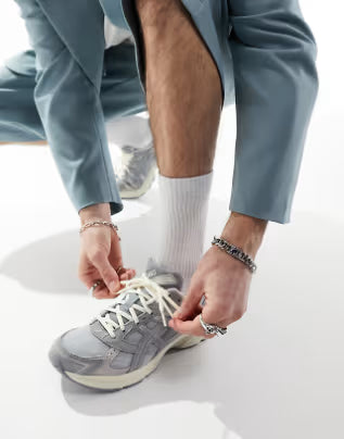 Tênis Asics Gel-1130 nas cores Cinza Piemonte e Branco Gesso