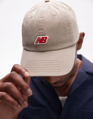 Boné New Balance com logo em patch na cor bege