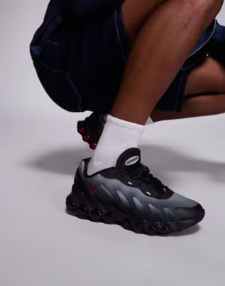 Air Max DN8 em preto e cinza.