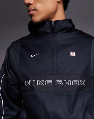 Shox de tecido plano com meio zíper nas cores preta e cinza.