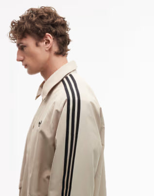 Jaqueta corta-vento adidas Originals com 3 listras na cor pedra