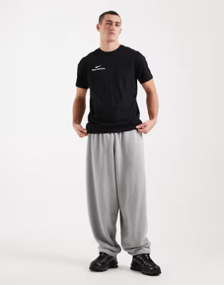 Club com estampa nas costas, na cor preta.