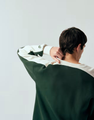 Club de malha nas cores verde escuro e branco.