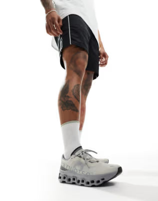 Tênis de corrida ON Cloudmonster na cor cinza