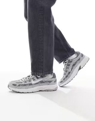 P-6000 unissex em cinza e branco.