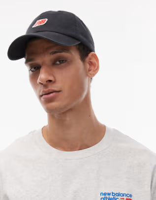 Boné New Balance com logo em patch na cor preta