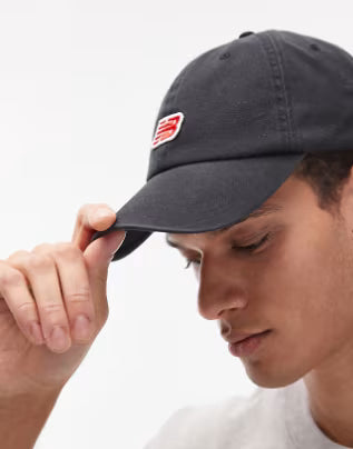 Boné New Balance com logo em patch na cor preta